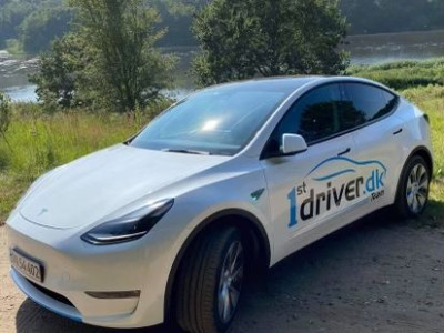 Tag kørekort i Tesla Y hos 1driver.dk