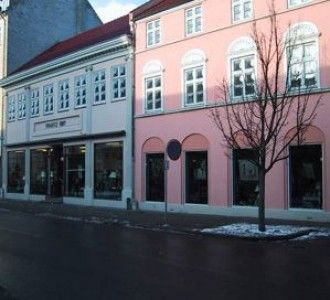 Glarmester og kunsthandler udover det sædvanlige